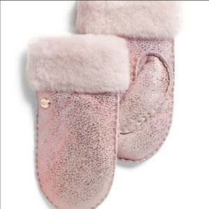 🆕️ Ugg kids Mittens size 4/6 years Metallic pink